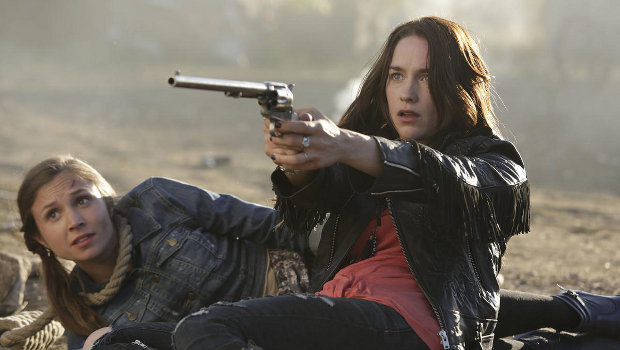 Stets mit Flinte und Lederjacke ausgestattet: Melanie Scrofano als Wynonna Earp, der Ur-Ur-Enkelin von Wyatt Earp.