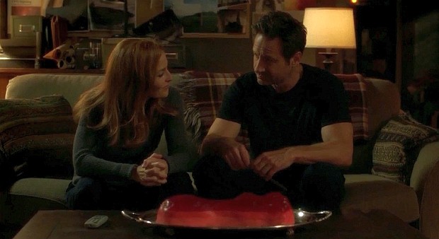 Mulder, Scully und "Der Mandela-Effekt" (Bild: YouTube/Screenshot)
