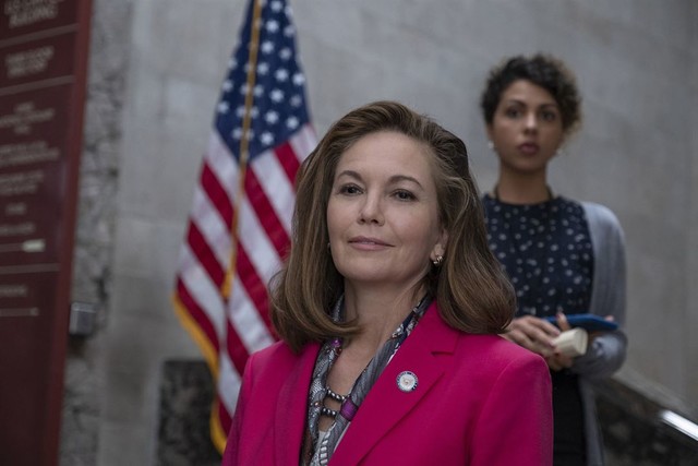 Power-Blick vor der Flagge: Jennifer Brown (Diane Lane) ist sehr plötzlich neue US-Präsidentin geworden.