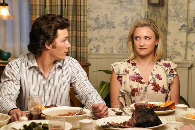 Georgie (Montana Jordan) hat Mandy (Emily Osment) zum Familiendinner mitgebracht...