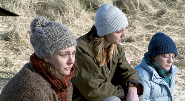 Mutter Sonja (Christiane Paul; l.) mit ihren Töchtern Vivi (Svenja Jung, M.) und Lara (Leonie Benesch)