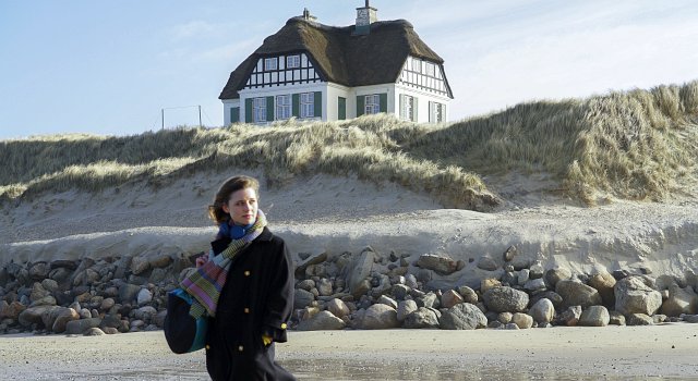 Enkelin Vivi (Svenja Jung) vor dem heimlichen Protagonisten, dem Haus.