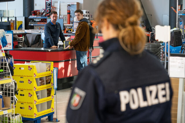 Schockierende Zufallsbegegnung im Baumarkt: Dennis (Anton Dreger, M.) und Polizistin Luise (Anne Ratte-Polle)