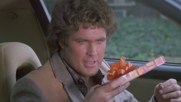 Michael (David Hasselhoff) wunder sich über KITTs Geschenk.