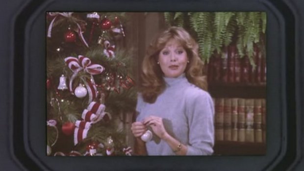 April (Rebecca Holden) warnt Michael davor Devons Weihnachtsbankett zu verpassen.