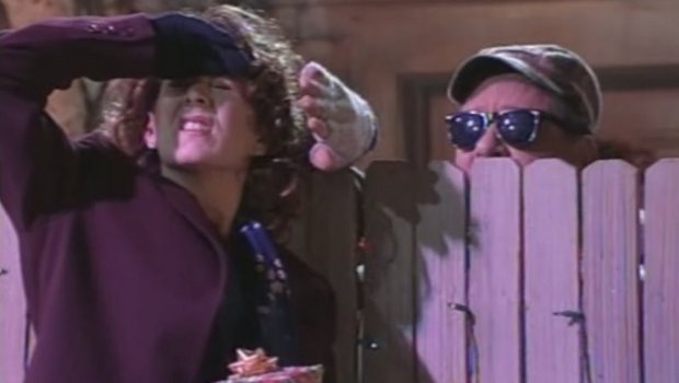 Wilson (Earl Hindman) warnt Jill (Patricia Richardson) davor Jesus direkt in die Augen zu sehen.