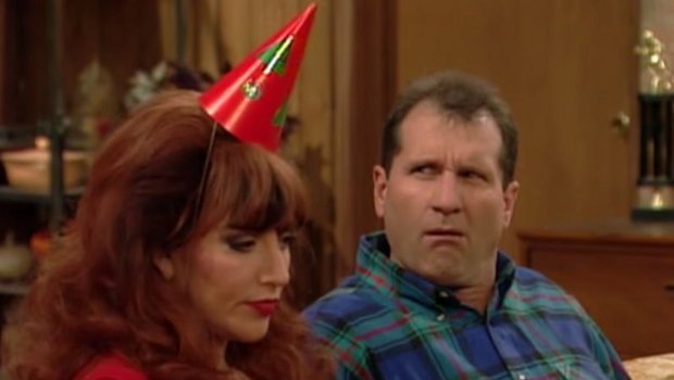 Al (Ed O'Neill) ist nicht nur von Pegs (Katey Sagal) kleinem, roten Partyhütchen irritiert.