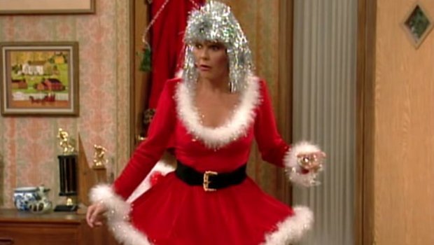 Könnte Marcys (Amanda Bearse) nuttiges Weihnachtsoutfit ein Hinweis auf die Partyaktivitäten der Nachbarn sein?