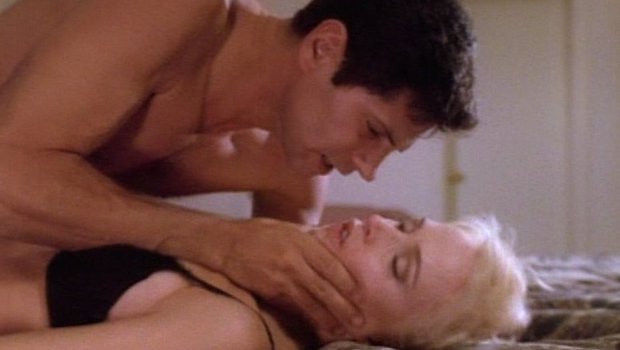Schwester Sydney hat vorgesorgt: Jane (Josie Bissett) verliert beim weihnachtlichen Vorspiel mit Michael (Thomas Calabro) das Bewusstsein.