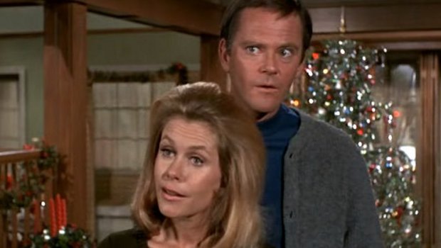 Samantha (Elizabeth Montgomery) und Darrin (Dick Sargent) in weihnachtlicher Erklärungsnot.