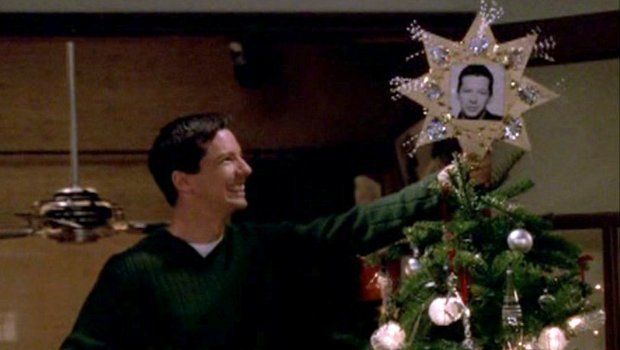 Jack (Sean Hayes) weiß, wie man einen Weihnachtsbaum dekoriert.
