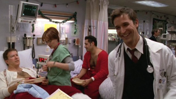 Carter (Noah Wyle), Kerry (Laura Innes) und die sich übergebenden Santas.