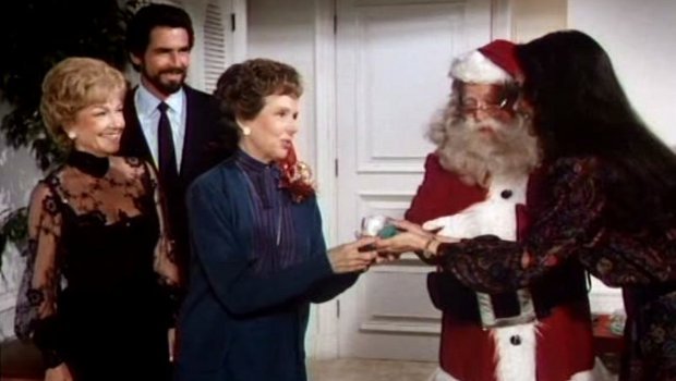 Mrs. Cabot (Anne Baxter, l.) und das Team des St. Gregory überraschen die einsame Mrs. Simpson (Jane Wyatt, 3. v.l.).