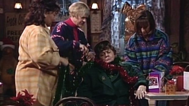 Roseanne (Roseanne Arnold), Mutter Beverly (Estelle Parsons) und Schwester Jackie (Laurie Metcalf) schmücken Nana Mary (Shelley Winters)