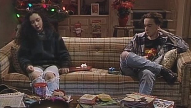 Darlene (Sara Gilbert) und David (Johnny Galecki): Geschenketausch mit Sicherheitsabstand