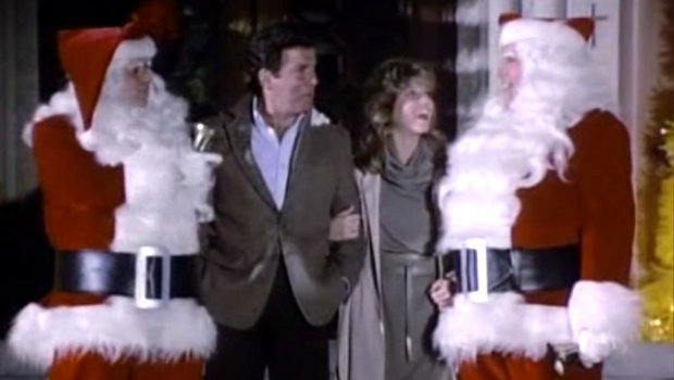 Weihnachtsüberraschung unter Kollegen: Vince (Adrian Zmed, l.) und Corrigan (James Darren, r.) holen Hooker und Stacy (Heather Locklear) an der Kirche ab.