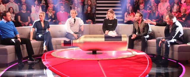 Hugo Egon Balder hat mal wieder eine seiner verrückten Ideen in die Tat umsetzen dürfen. Er brachte den Partyklassiker Flaschendrehen ins Fernsehen und machte eine große Primetime-Show daraus, in der Promis die Wahl zwischen Wahrheit oder Pflicht hatten.