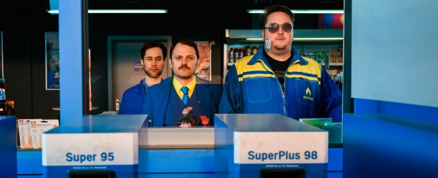Nein, mehr als super war die ZDFneo-Serie "Tanken" nicht, eher mehr als super-schlecht. Die wahnwitzige deutsche Adaption einer isländischen Vorlage hatte nicht mehr als unsympathische Charaktere, sinnfreie Storys und überholte Witze zu bieten. Zurecht machten die Zuschauer einen großen Bogen um die Serie.