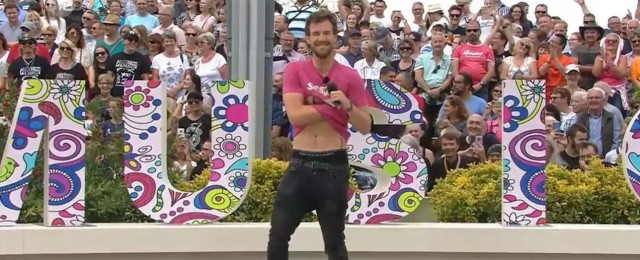 Luke Mockridge macht Furzgeräusche.