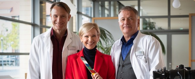 Seit 1998 ist der Dienstagabend im Ersten fest in der Hand der Sachsenklinik. Mit regelmäßig mehr als fünf Millionen Zuschauern ist "In aller Freundschaft" die erfolgreichste wöchentliche Serie im deutschen Fernsehen. Auch in der werberelevanten Zielgruppe der 14- bis 49-Jährigen fährt die Serie überdurchschnittliche Quoten ein. Ein Ende ist auch nach mittlerweile 21 Jahren längst nicht abzusehen.