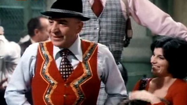 Kojak (Telly Savalas) präsentiert seinen Kollegen und der Prostituierten Loretta (Jesse Welles) seine schicke Weihnachtsweste.