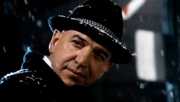 "Liebe deinen Nächsten, Baby!" - Kojak hat endlich Feierabend.