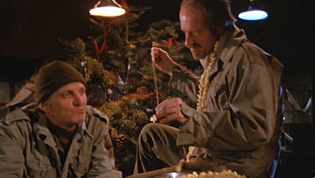 Hawkeye (Alan Alda) und B.J. (Mike Farrell) hoffen, dass sie wenigstens nächstes Jahr das Fest wieder mit ihren Liebsten verbringen können.