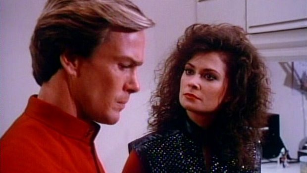 Für ein schnelleres Weihnachtsklonen: Diana (Jane Badler) stutzt ihren Untergebenen zurecht.