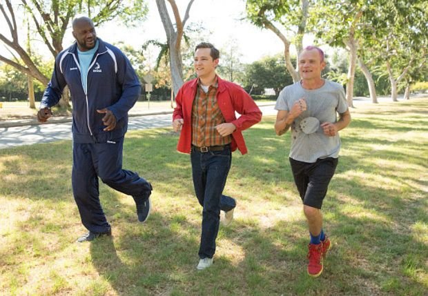 Highston (M.) joggt mit Shaquille O'Neal (l.) und Red Hot Chili Peppers-Bassist Flea