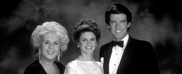 Doris Roberts (l., mit Kollegen Stephanie Zimbalist und Pierce Brosnan in "Remington Steele") * 4. November 1925 † 17. April 2016