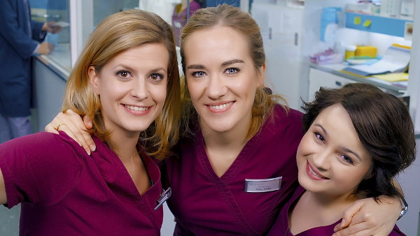 Die neue Betty Weiss (Annina Hellenthal, m.) mit ihren neuen Kolleginnen Lizzy (Theresa Underberg, l.) und Talula (Carolin Walter, r.)