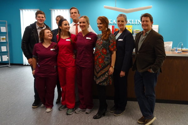Das Team von "Bettys Diagnose" mit Produzent Wolfgang Cimera (r.)