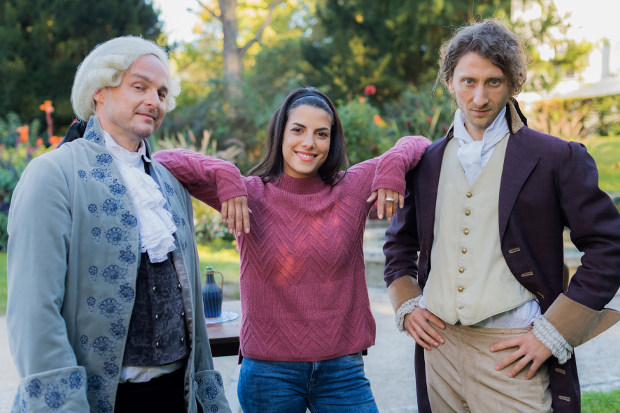 Clarissa trifft Goethe (l.) und Schiller (r.)