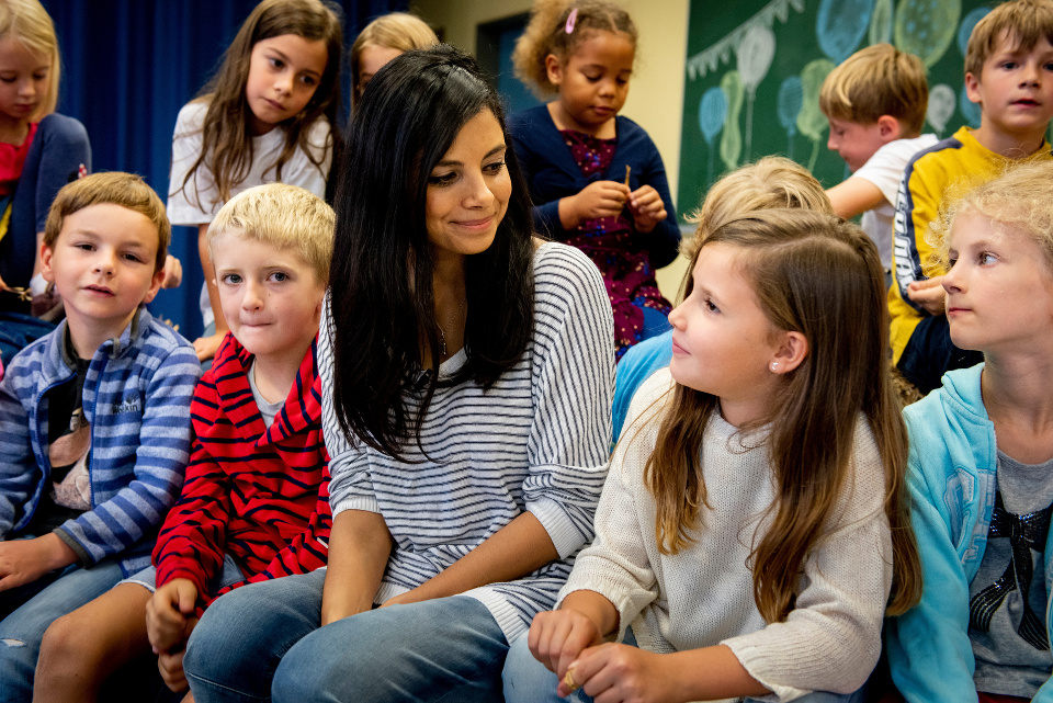 Collien Ulmen-Fernandes unterhält sich mit Kindern