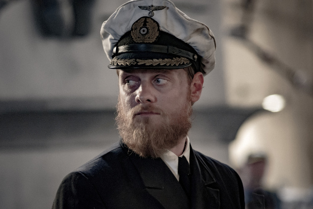 Stefan Konarske als U-Boot-Kapitän Ulrich Wrangel