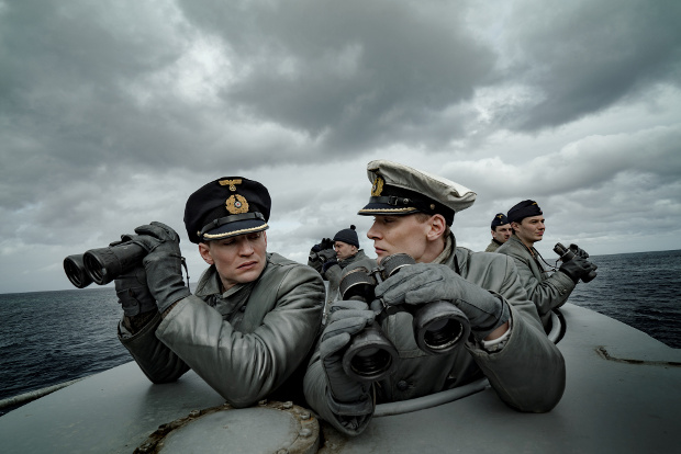 Zwischen Kapitänleutnant Klaus Hoffmann (Rick Okon, r.), und seinem 1. Wachoffizier Oberleutnant zur See Tennstedt (August Wittgenstein, l.) kommt es immer wieder zu Konflikten.