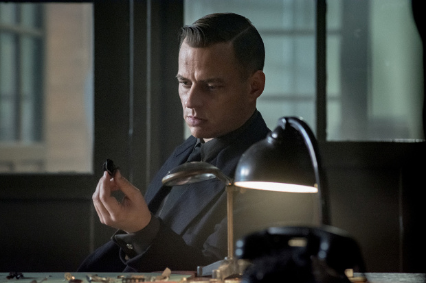 Tom Wlaschiha als Gestapo-Chef Hagen Forster