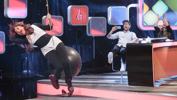 Ein Hauch von Anarchie: Tahnee Schaffarczyk (l.) als Miley Cyrus auf dem "Wrecking Ball"