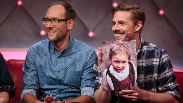 Welcher Kandidatin gehört dieses Kinderfoto? Simon Beeck (l.) und Klaas Heufer-Umlauf (r.) geben Tipps ab.