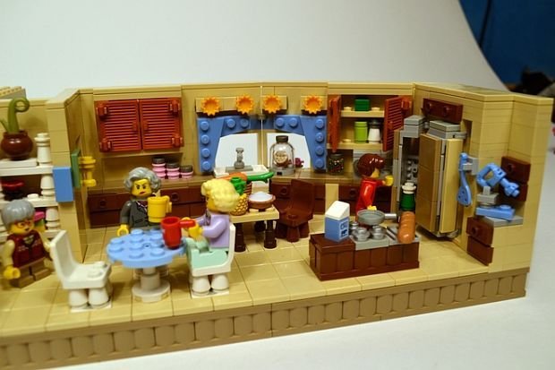 Eine Blickrichtung in die Küche der Golden Girls, mit dem zu öffnenden Kühlschrank und weiteren Kücheneinrichtungsgegenständen