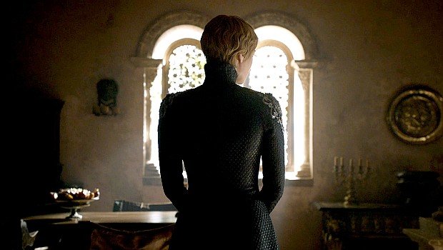 Cersei blickt ihrem Tribunal kalt-entschlossen entgegen ...