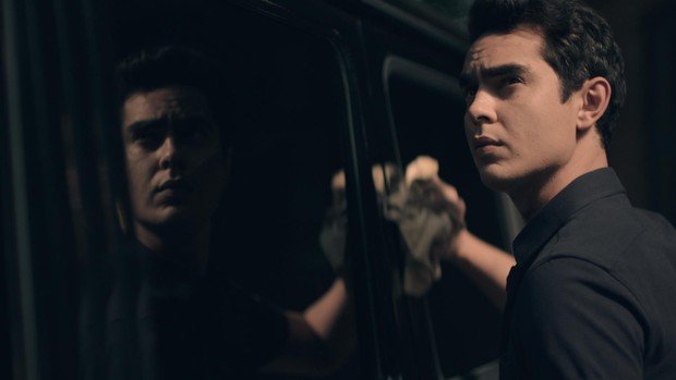 Max Minghella als Nick, der Chauffeur des Commanders