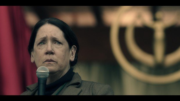 Ann Dowd als Aunt Lydia, die die Unterdrückung ihrer Geschlechtsgenossinen im Auftrag des Staats durchdrückt