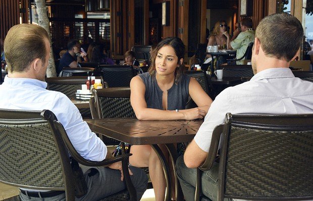 Tani Rey (Meaghan Rath) im Gespräch mit Danno (Scott Caan; l.) und McGarrett (Alex O'Loughlin)