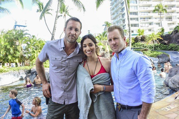 Blick hinter die Kulissen von "Hawaii Five-0": Meaghan Rath zwischen Alex O'Loughlin (l.) und Scott Caan (r.)