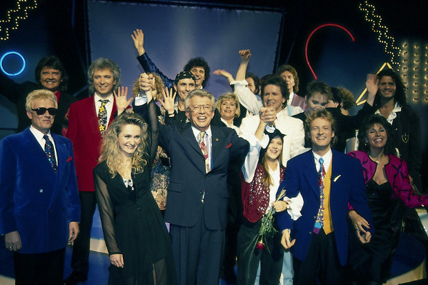 "ZDF-Hitparade"-Gruppenfoto mit Dieter Thomas Heck, Uwe Hübner und Schlagerstars