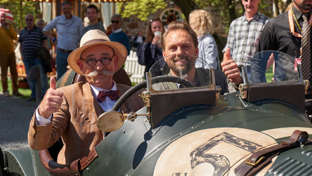 Horst Lichter und Co-Moderator Steven Gätjen im Oldtimer