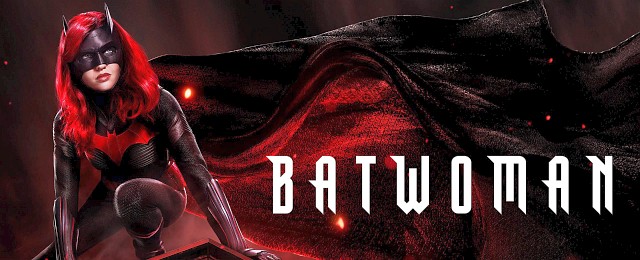 .... und ja, auch "Batwoman" muss man insgesamt als Enttäuschung und Zeitverschwendung verbuchen. Allerdings nicht aus den Gründen, aus der die Serie immer schlechtgeredet wird und die sich als "Majestätsbeleidigung an Batman" zusammenfassen lassen. Vielmehr weil "Batwoman" nach der ganzen Reihe an exzellenten Superhelden-Serien, die im Verlauf des Jahres 2019 erschienen sind, eben doch recht altbacken wirkt, aus der gleichen Gussform kommt wie die anderen The-CW-Superhelden-Serien. Und von denen gibt es schon mehr als genug.
