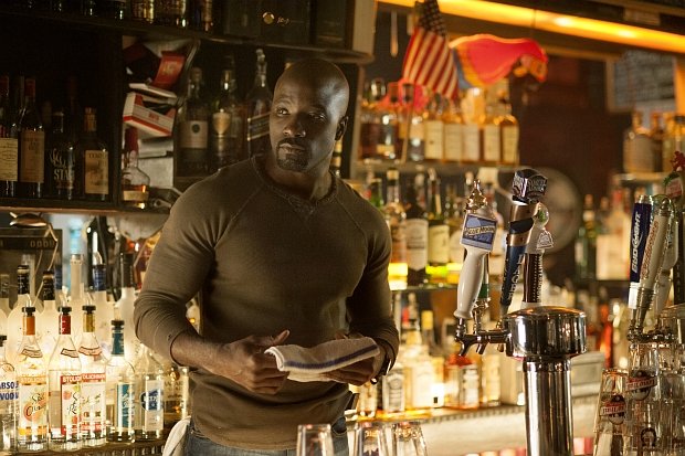 Wird bald Jessicas Superheldenfreund: Luke Cage (Mike Colter), der zunächst aber vermutlich Hilfe von Jessica brauchen wird.