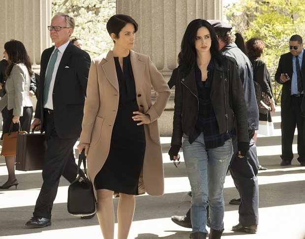 Die unbekannte Größe: Jessica (r.) mit Harper (Carrie-Anne Moss). Über die ist zurzeit noch nicht wirklich etwas bekannt, außer, dass sie eine "autoritäre Person und eine mögliche Verbündete für Jessica" ist.